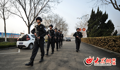 聊城:特警巡逻保安全 百姓平安迎新年