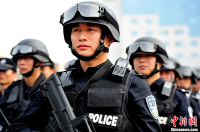 深圳特警城市武装巡逻借鉴香港“冲锋队”