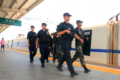 广西贵港:端午期间 武警官兵巡逻守护平安
